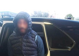 El presunto ladrón en el momento de la detención por la Policía Local.