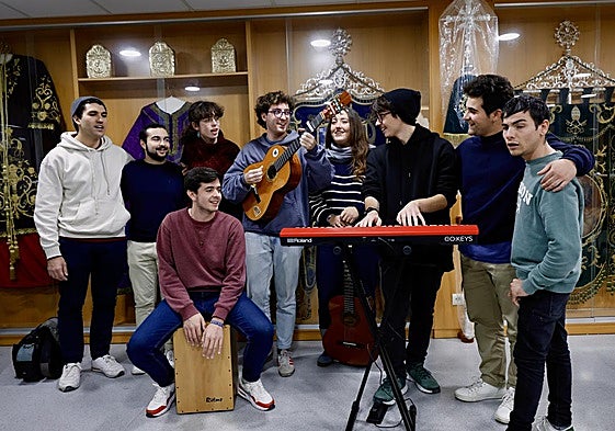 Miembros del grupo de universitarios del movimiento Hakuna de Murcia, en los salones de la iglesia de San Pedro antes de la celebración de su la 'hora santa', que realizan todos los martes.