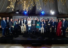 Foto de familia con los premiados, patrocinadores, autoridades y periodistas de Mediaset y La7.