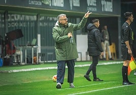 Javi Rey da órdenes a sus jugadores, ayer en Sevilla.