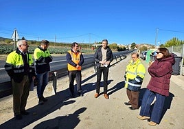 Autoridades y técnicos junto a la carretera RM-702 que une Barranda y Archivel