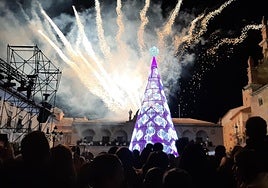 Espectáculo pirotécnico durante el encendido del gran árbol de Navidad en la plaza de España.