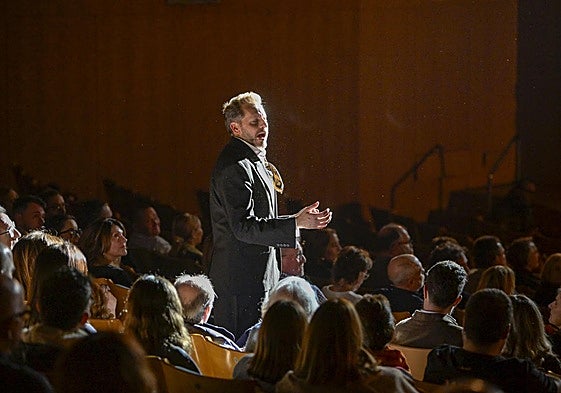El cantaor Manu Soto, «un obrero del arte», como se suele llamar, de la saga de los Sordera, ahijado y sobrino de José Mercé, arrancó la gala entre el público, con su voz penetrando en todos los corazones.
