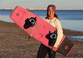 Claudia León, con su tabla de kitesurf, en la playa de Las Salinas de Los Alcázares.