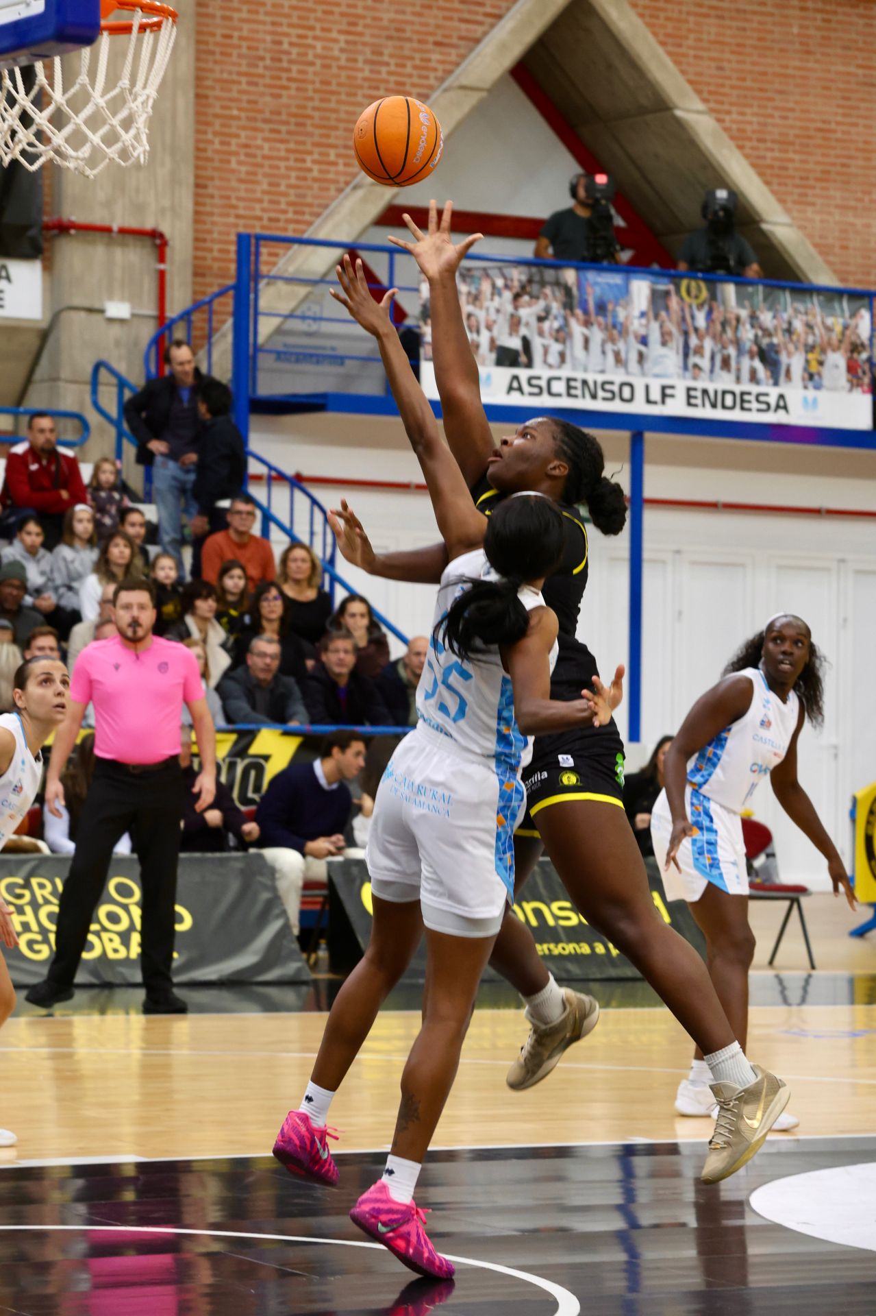 El partido entre el Hozono Jairis y el Perfumerías Avenida, en imágenes