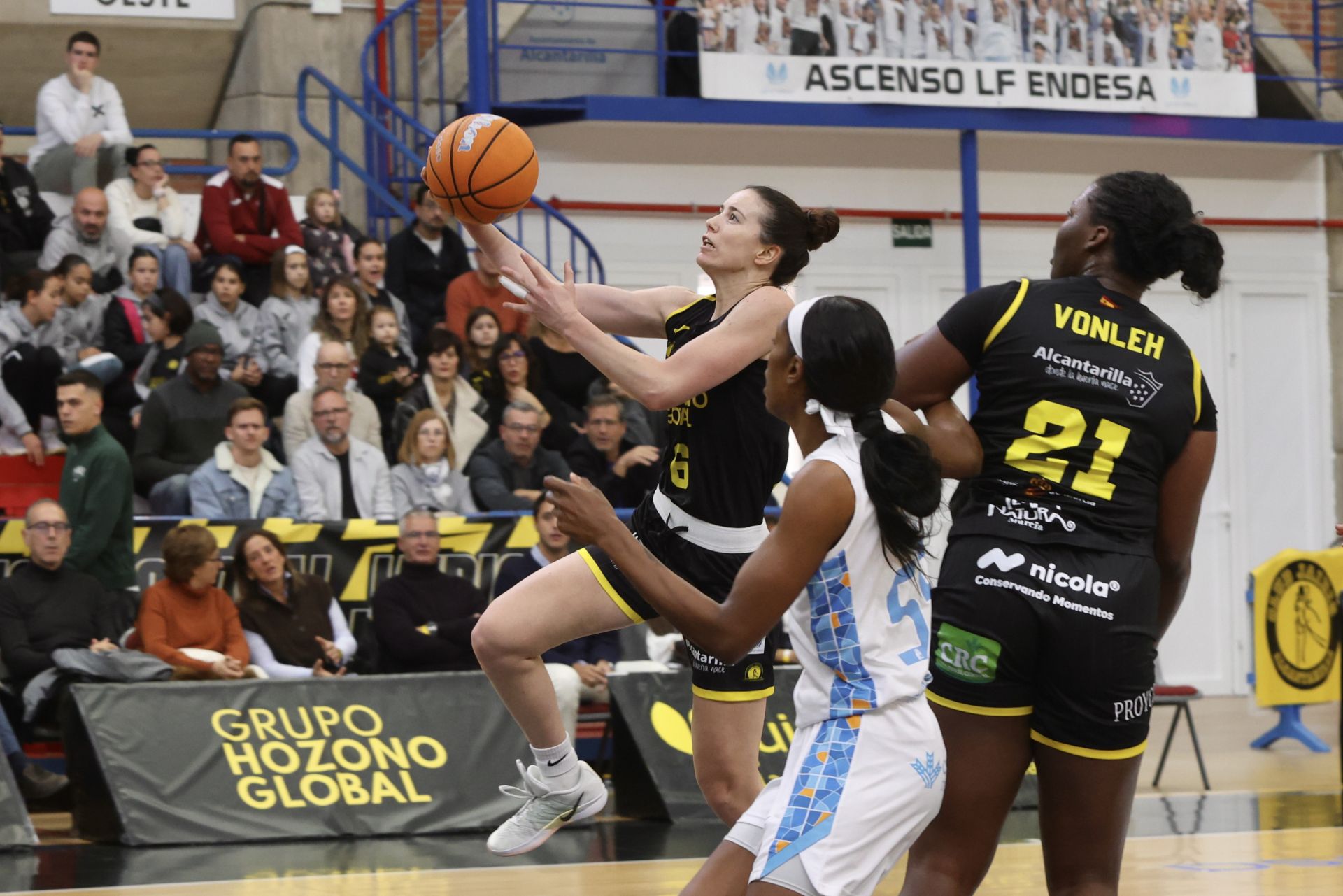 El partido entre el Hozono Jairis y el Perfumerías Avenida, en imágenes