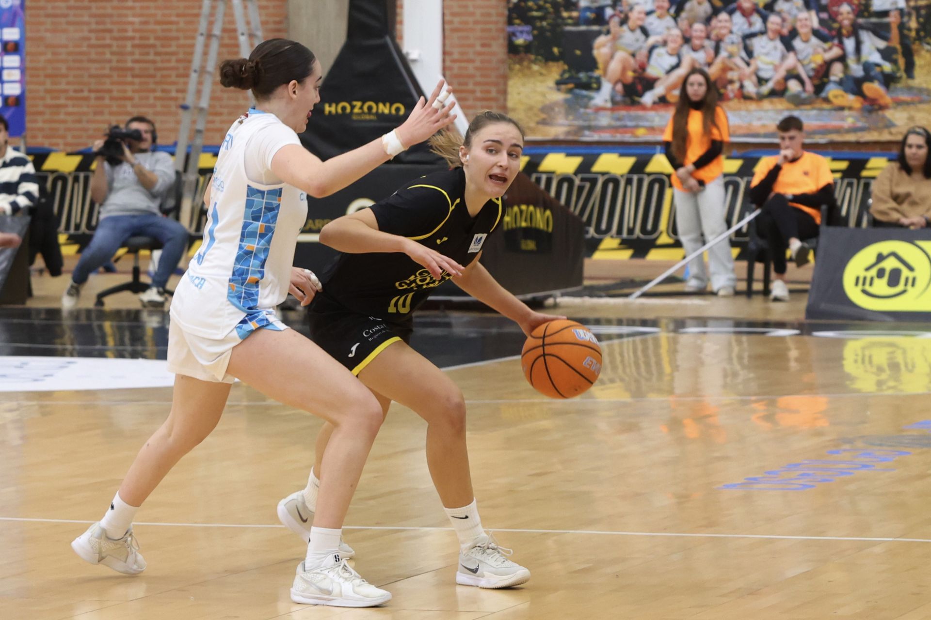 El partido entre el Hozono Jairis y el Perfumerías Avenida, en imágenes