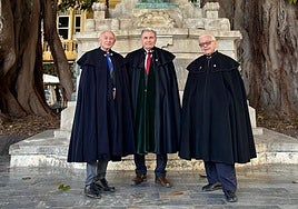 En la plaza San Francisco, en el centro, el presidente de la Asociación, José Lucas; a su derecha, el vocal Manolo Juárez y, a su izquierda, el secretario, Emilio García, vestidos con sus capas españolas.