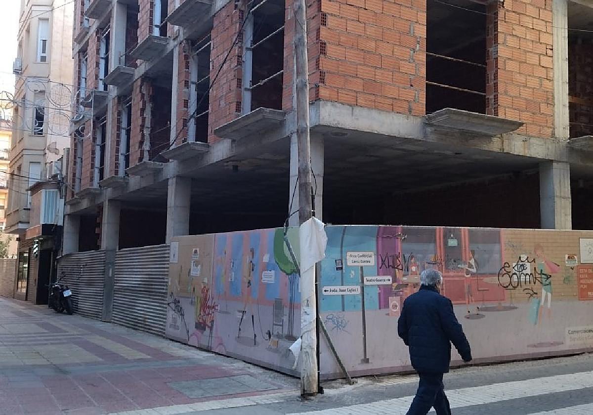 Edificio abandonado a medio construir, que está siendo okupado.
