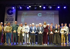 Todos los premiados, acompañados por la alcaldesa, Rosa Sánchez.