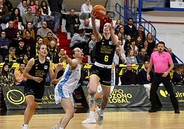 Un momento del partido disputado este domingo entre el Hozono Jairis y el Perfumerías Avenida.