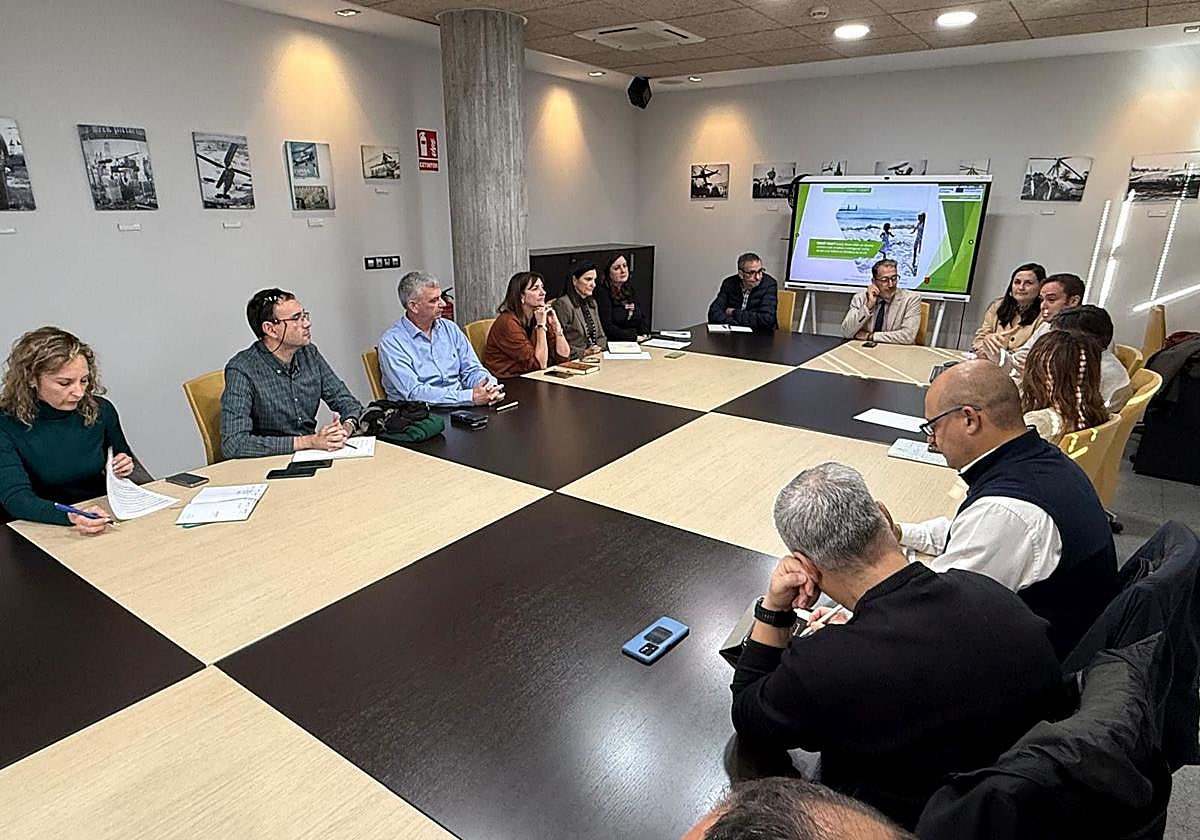 El director general de Ordenación del Territorio y Arquitectura, Javier Rollán, junto al resto de participantes en la reunión del proyecto europeo Coast Craft.