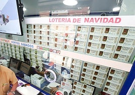 Una administración vendiendo Lotería de Navidad en una foto de archivo.
