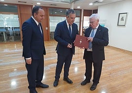Momento de la entrega del anteproyecto de la Ley de Universidades.