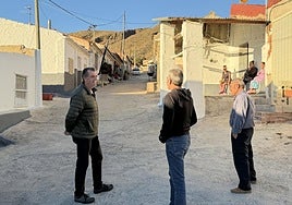 Tres vecinos, la pasada semana en una calle de Los Casones de la Fuente, en Cieza.