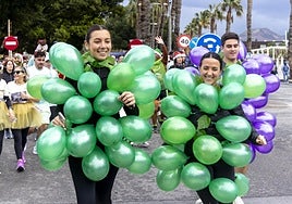 Dos participantes, en 2024, disfrazadas de racimos de uvas.