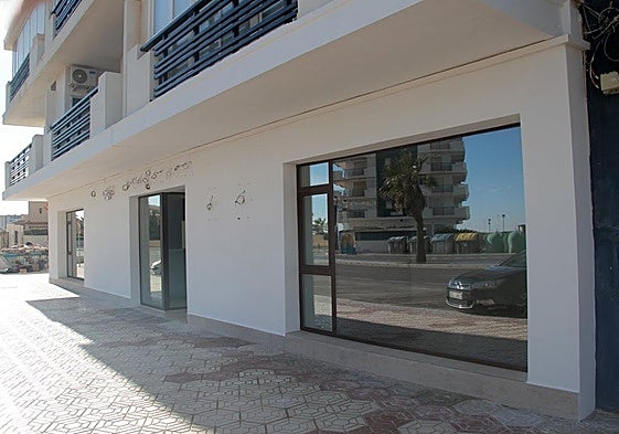Fachada de la nueva comisaría, aún en obras, de Policía Local en La Manga de San Javier.