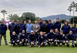 El equipo de mantenimiento del campo comandado por Gonzalo Navarro, a la derecha del director de golf Ignacio Sánchez (en el centro, con americana)