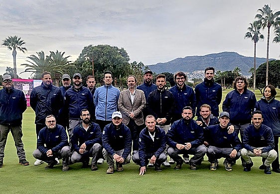 El equipo de mantenimiento del campo comandado por Gonzalo Navarro, a la derecha del director de golf Ignacio Sánchez (en el centro, con americana)