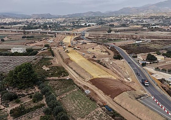 Construcción de la plataforma de alta velocidad en Totana, donde se repondrá la intersección con una carretera regional.