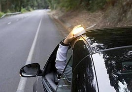 Cuidado con las estafas al comprar la baliza V-16: los únicos modelos homologados por la DGT.