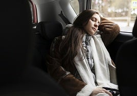 Imagen de archivo de una mujer mareada en un coche.