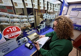 Compras de Lotería de Navidad en la administración El Gato Negro de Murcia.