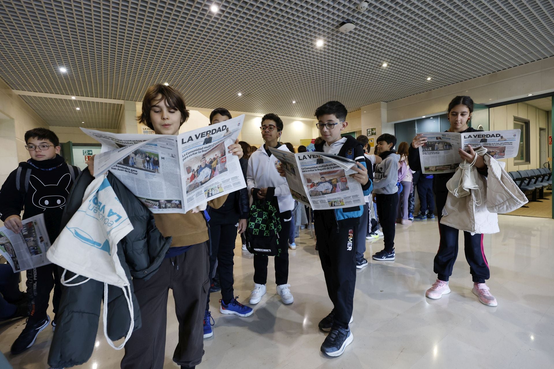 Visita del colegio Maestro Francisco Martínez Bernal de Molina a LA VERDAD, en imágenes