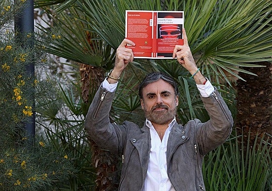 Leonardo Cano, ayer, alzando el libro con el que ha conseguido el Premio Libro del Año de la Región.