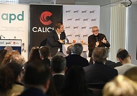 Xavier Marcet (d), durante la ponencia, este martes.