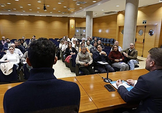 El catedrático Christian de la Fe y el director general Juan Pedro Vera, ayer, durante la charla informativa sobre la peste porcina.