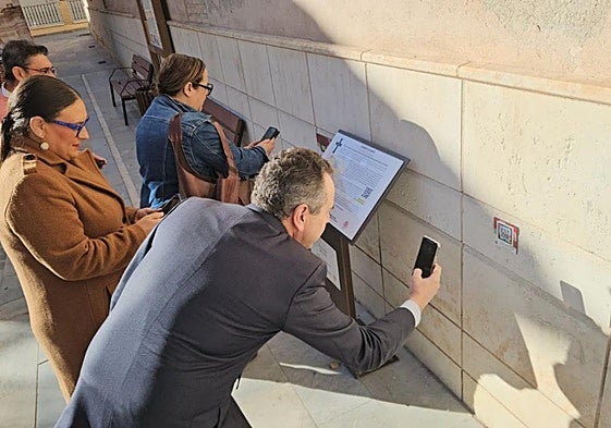 Eva Reverte y José Antonio Blasco acceden a uno de los cógidos QR instalados.