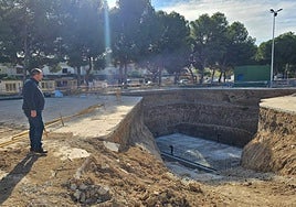 El alcalde, junto al pozo que se está construyendo.