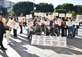 Vecinos de las Casas del Cura, ayer, concentrados frente al Ayuntamiento.