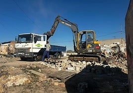 Las excavadoras retiran los escombros de las viviendas que fueron derribadas en la mañana de ayer.