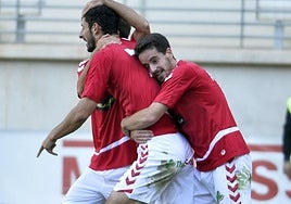 13/12/2015. Rafa de Vicente abraza a Gorka Azkorra en un partido que el delantero decantó al final para que el Real Murcia pudiera continuar con su camino firme al frente de la tabla.