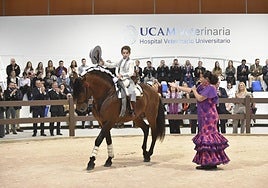 Un momento del espectáculo de baile equino celebrado este martes en la inauguración del hospital veterinario de la UCAM.