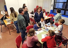 Visita de los concejales de Igualdad de Oportunidades, Educación y Juventud a una ludoteca.