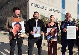 La familia de Sara Gómez y el diputado de Podemos Víctor Egio (izq.) presentando la denuncia este martes ante el juzgado.
