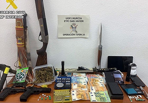 Algunos de los objetos incautados durante las inspecciones.