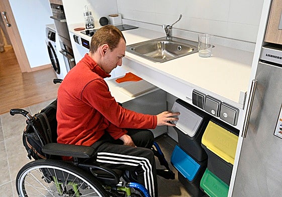 Un joven con discapacidad, en una vivienda adaptada.