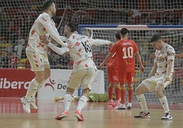 Rafa Santos, Álvarez y Ricardinho celebran el gol de la victoria del '16'.