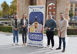 Los concejales Juan Manuel Navarro, Ana Belén Martínez, Salvador López y Joaquín Zaplana, posan junto al cartel anunciador de la programación de Navidad junto al Templete.