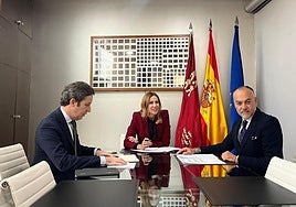 El director general de Autónomos, Antonio Pasqual del Riquelme; la consejera de Empresa, Marisa López Aragón; y el presidente de ATA en la Región de Murcia, Francisco Casado, durante la reunión que mantuvieron este miércoles.