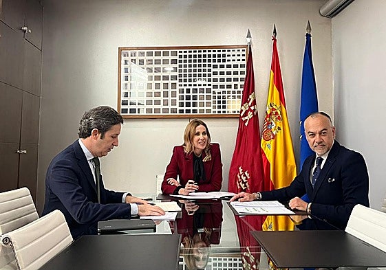 El director general de Autónomos, Antonio Pasqual del Riquelme; la consejera de Empresa, Marisa López Aragón; y el presidente de ATA en la Región de Murcia, Francisco Casado, durante la reunión que mantuvieron este miércoles.