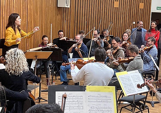 Los músicos de la Orquesta Sinfónica de la Región de Murcia ensayan, bajo la batuta de Virginia Martínez, 'El Grinch'.