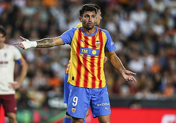 Hugo Duro, delantero che, durante un partido del Valencia en la Liga.
