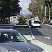 Un peatón atraviesa la mediana de la avenida Sebastián Feringán, en un tramo en el que no se aprecia ningún paso de cebra.