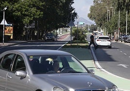 Un peatón atraviesa la mediana de la avenida Sebastián Feringán, en un tramo en el que no se aprecia ningún paso de cebra.