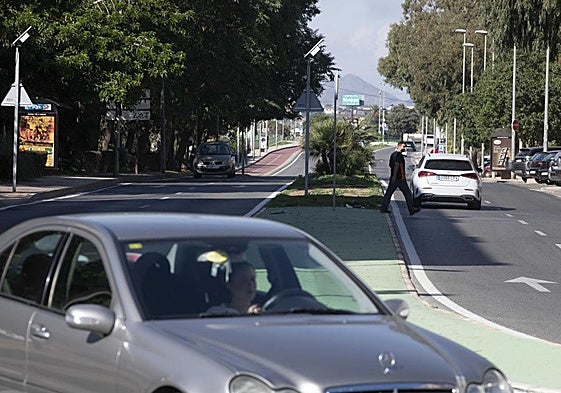 Un peatón atraviesa la mediana de la avenida Sebastián Feringán, en un tramo en el que no se aprecia ningún paso de cebra.